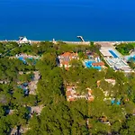 Semesteranläggning (resort) Champion Village 5*
