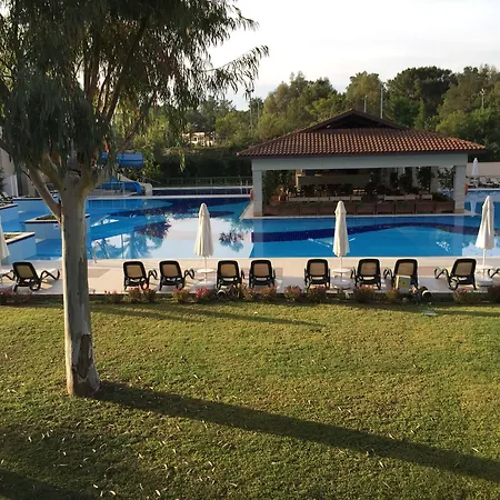 تشامبيون هوليداي فيليج 5* بيلديبي
